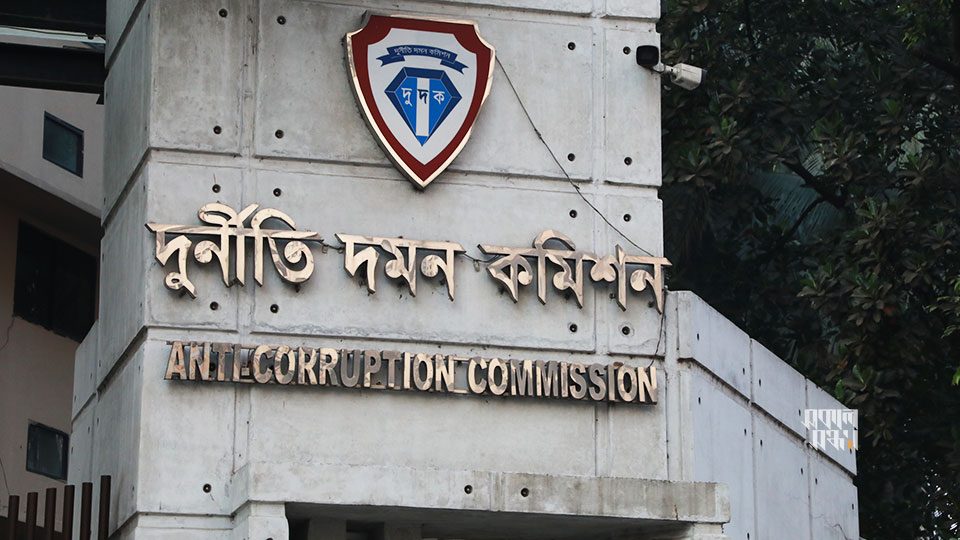 সাবেক ৯ মন্ত্রী-এমপিসহ ২৬ জনের দেশত্যাগের দুদকের নিষেধাজ্ঞা