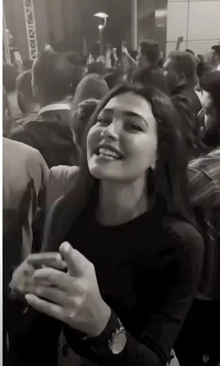 কনসার্টে গানর সাথে নেচে গেয়ে ভাইরাল, কে এই তরুণী