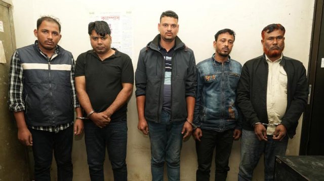 রাজধানীতে র‍্যাবের পরিচয়ে ৫ ডাকাত গ্রেফতার