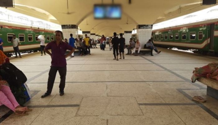 ‘আ. লীগ জিন্দাবাদ’ পরে অশ্লীল ভিডিও ভেসে উঠেছিল কমলাপুরের স্ক্রিনে