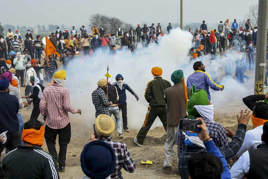 কৃষকদের ‘দিল্লি চলো’ আন্দোলনে পুলিশর সাথে সংঘর্ষ, আহত ১৭