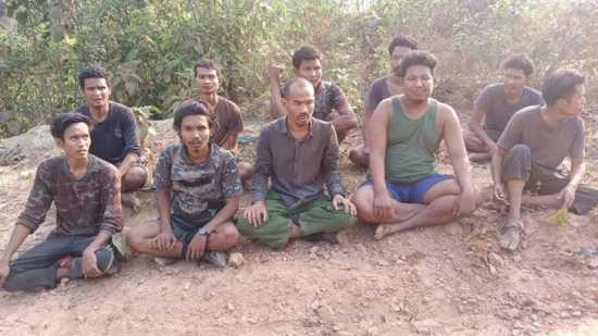 বাংলাদেশে পালিয়ে এসে আশ্রয় নিয়েছেন মায়ানমারের ১২ সেনা সদস্য