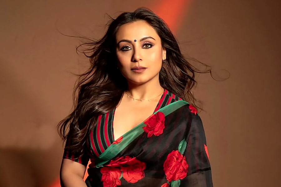 চল্লিশের সাজেও থাকবে তারুণ্যের ছোঁয়া! বিশেষ নজর থাকে ব্লাউজ বাছাইয়ে