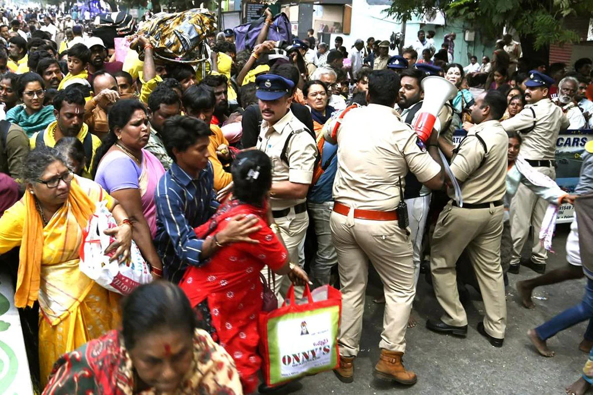 ভারতে মন্দিরের বিনামূল্যে টিকিট সংগ্রহে হুড়োহুড়ি, পদদলিত হয়ে ছয়জনের মৃত্যু