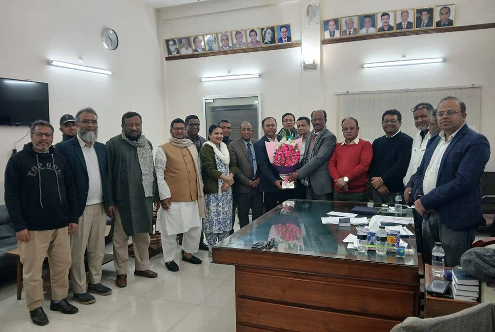 ঢাবির সাদা দলের নতুন নির্বাচিত কমিটির দায়িত্ব গ্রহণ