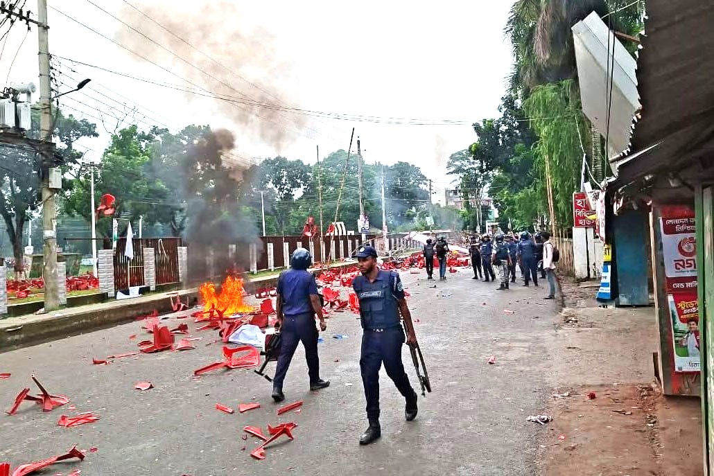 এনসিপির গাড়িবহরে ফের নিষিদ্ধ ছাত্রলীগ ও আওয়ামী লীগের হামলা, ১৪৪ ধারা