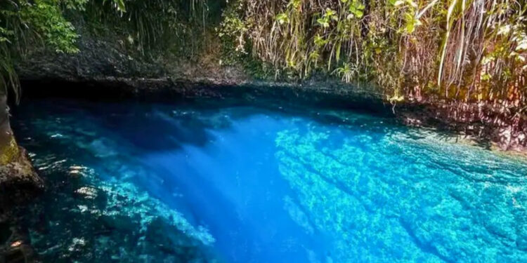 নীল জলের বিস্ময় ফিলিপাইনের হিনাতুয়ান নদী, গভীরতা খুঁজে পান না ডুবুরিরা!