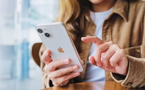 আইফোনের তথ্য চুরির নতুন আতঙ্ক ‘করুনা’